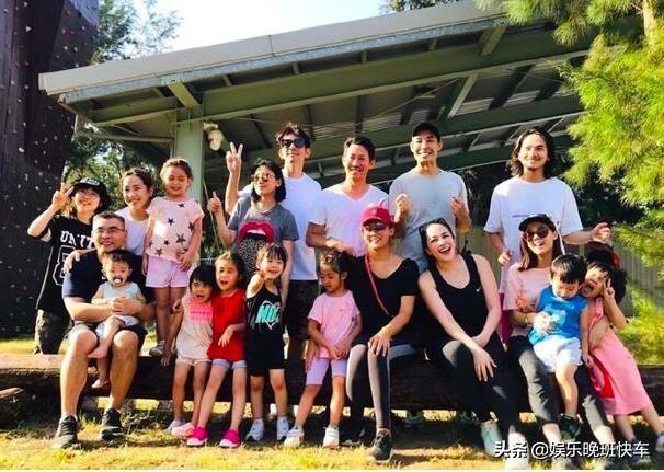 波妞超独立，出门玩不黏姐姐，咘咘合影却主动搂妹妹