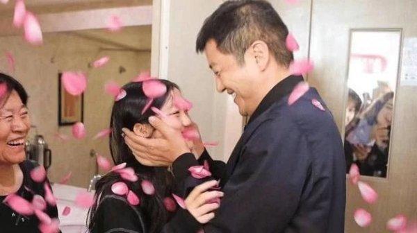 49岁李亚鹏做生意赔数千万，满面愁容很颓废，连女儿都养不起了