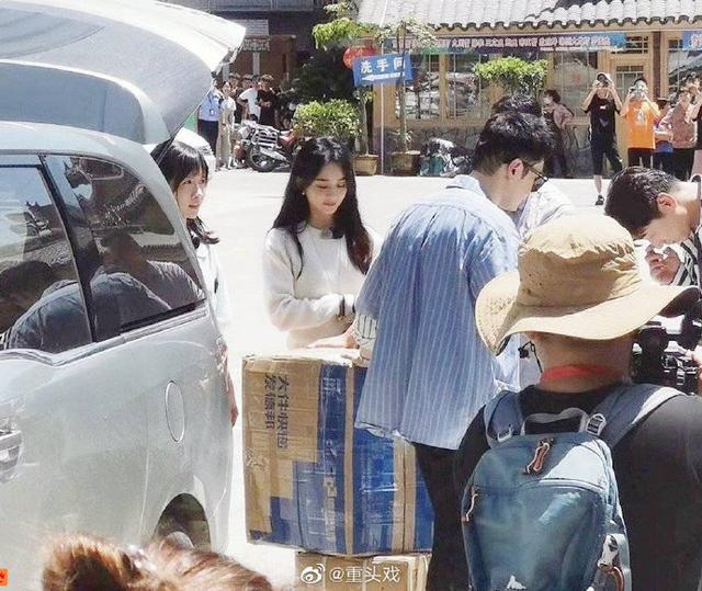 赵丽颖录中餐厅和快本女主持提箱子，赵丽颖用力提拽，比新人卖力