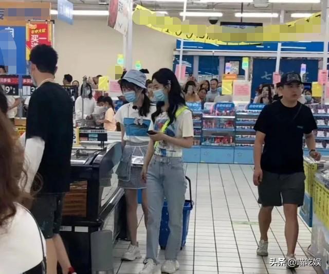 赵丽颖中餐厅最新路透，逛超市排队结账，一个人发呆低头玩手机