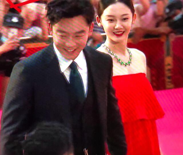 都说苗苗挺大孕肚太辛苦，坐下时，看到郑恺暖心举动，嫉妒了