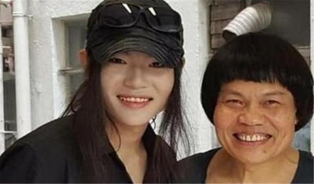 周星驰强捧的丑角，身价过亿被老婆一夜败光，儿子很帅不离不弃