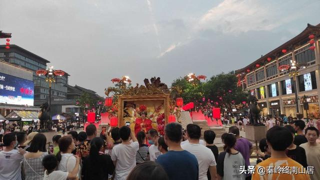 西安第一网红景区，傍晚就已游客爆满，美女和汉服小姐姐好多啊