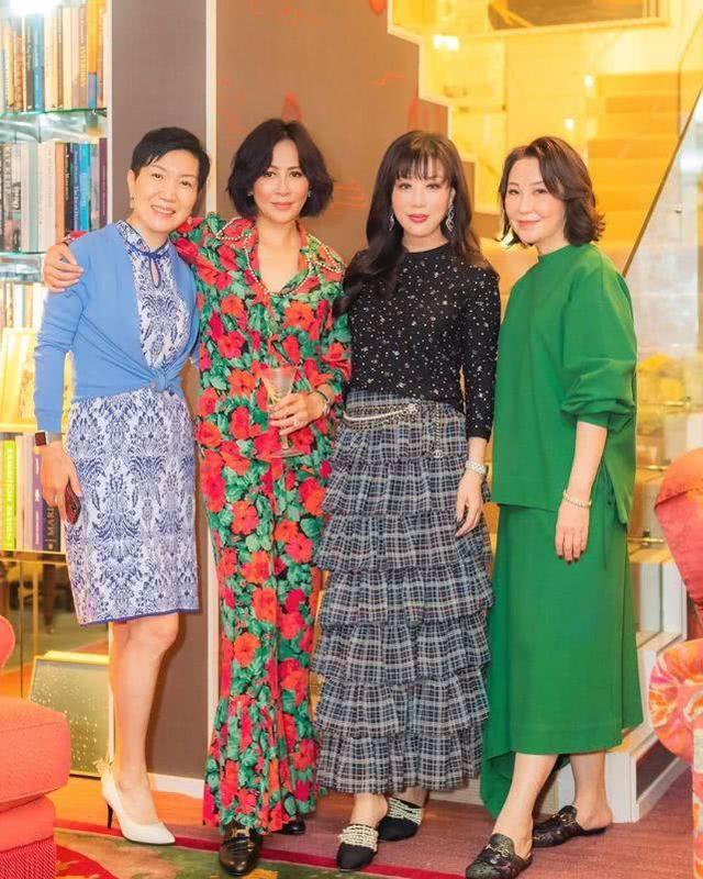 刘嘉玲豪宅中宴请吕良伟太太，被称为是贵妇太