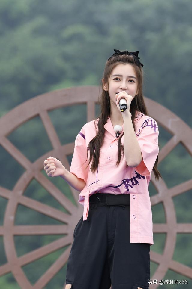 杨颖粉嫩少女风爱了！一身粉色上衣扎公主头，甜美又可爱