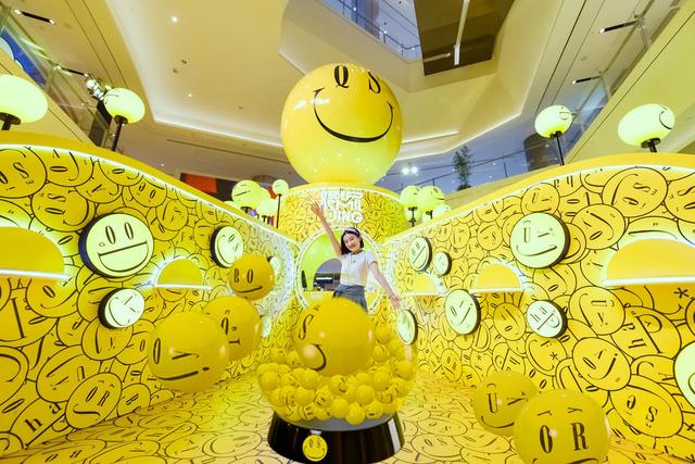 重庆IFS首推“KEEP SMILING尽享灿烂”艺术玩乐装置