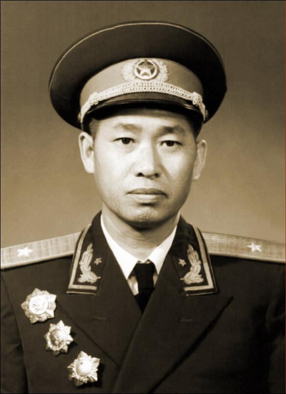 他把口粮让给战士吃，自己吃野菜得痢疾虚脱坠