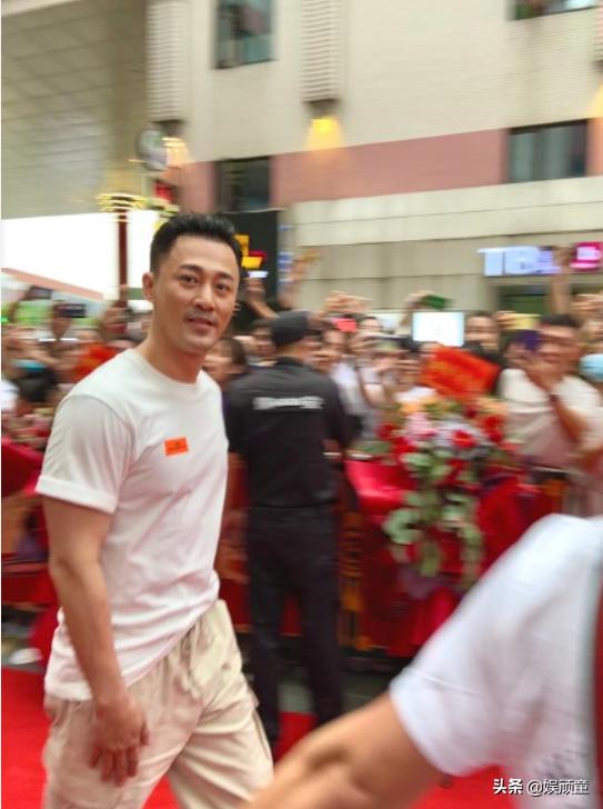 郑恺火锅店开业，林峰衣衫不整走红毯，王祖蓝穿长款衬衫像学生