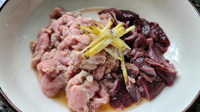 鲜香美味的猪杂粥，广东人经常吃的一道美食，做早餐宵夜都不错
