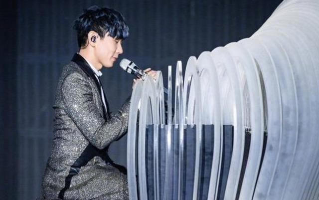 他曾一手捧红林俊杰，却在大火时退出歌坛，如