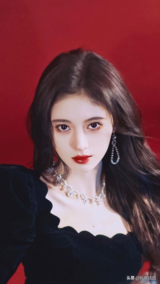 杨超越和鞠婧祎，一个初恋脸，一个高冷脸，你喜欢哪一个