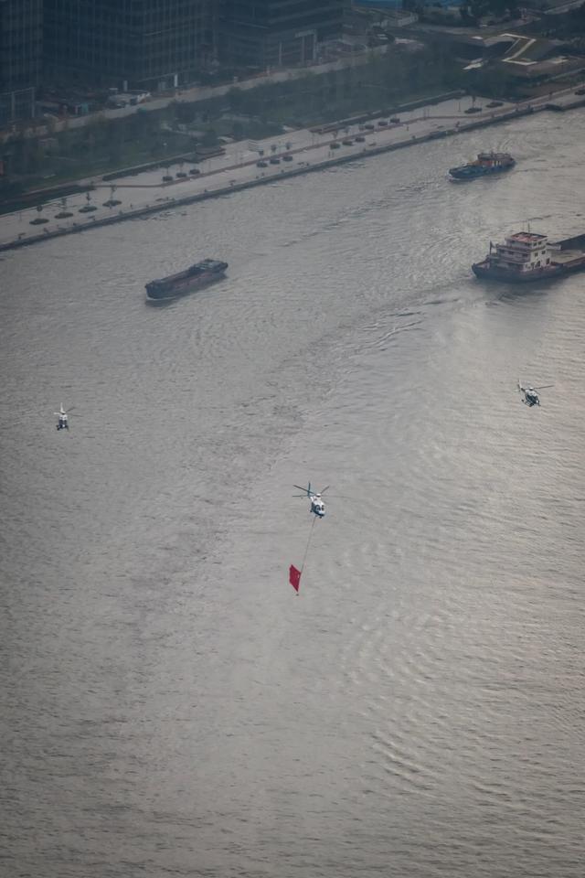 上海警航直升机时隔5年再次挂载国旗飞临黄浦江