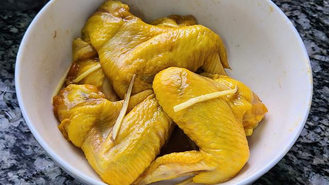 爱吃鸡翅试试这个做法，家人吃了都说好，简单美味又好吃