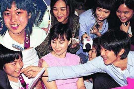 刘銮雄是她妹夫，靠他资助留学美国，现成甘比