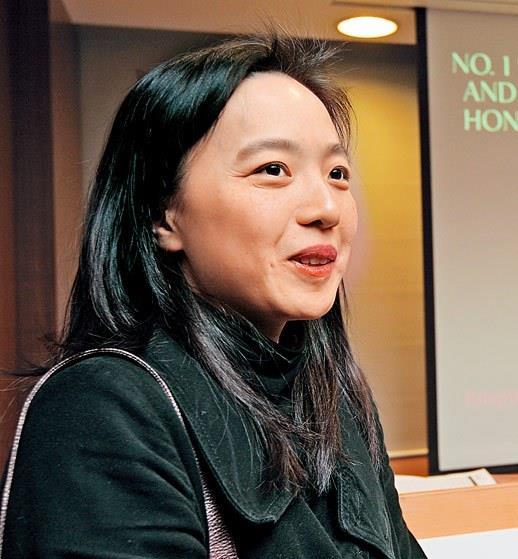 刘銮雄是她妹夫，靠他资助留学美国，现成甘比