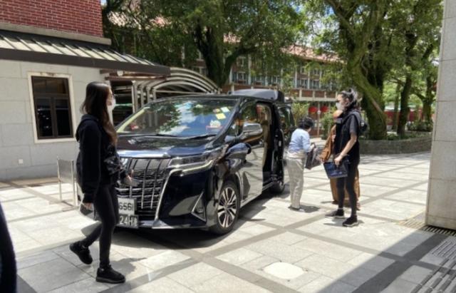 赌王法事现场：窦骁何超莲穿潮服像走秀，何猷君头发长得能扎小辫