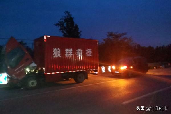 救援人员背后的救援支持，江淮轻卡五星服务与您同行