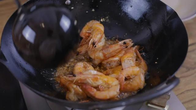连虾壳都不想放过油爆虾，今天就教你做好它的小秘诀