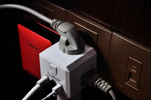 解决桌面排线凌乱困扰，奥睿科(ORICO)电立方桌面立体插座