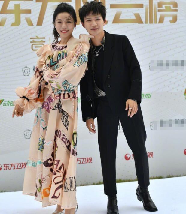 久违的红毯太糟心！周深没抹匀粉底，王源眼神涣散状态不佳