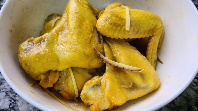 爱吃鸡翅试试这个做法，家人吃了都说好，简单美味又好吃