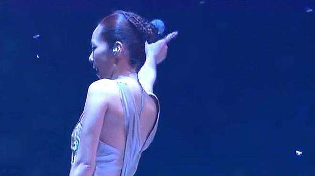 当年和王菲争夺歌后，辱骂内地人没素质，却恋上小23岁内地男友？