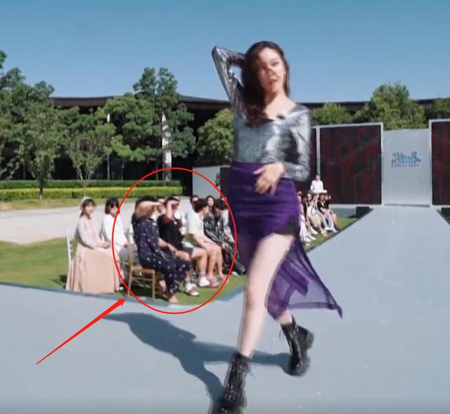 宋妍霏舞台秀热舞，紧身衣尽显好身材，男嘉宾的反应却是认真的？