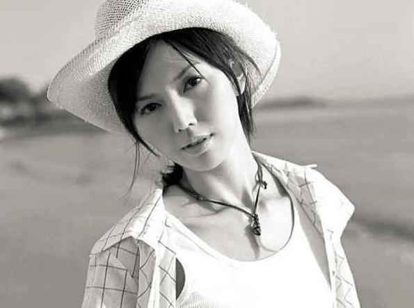 直播这么“俗”的事，被光脚的孙燕姿彻底终结了