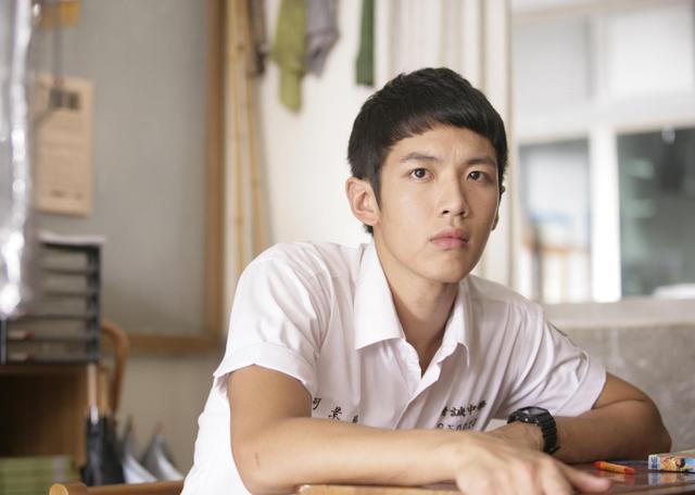 这几年@柯震东哭诉这几年真的很累 脸肿气质油腻认不出旁边林依晨秃成这样