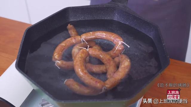 烤肠别再买着吃，3斤肉做40根，吃着太过瘾了