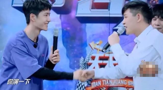 王一博主持《天天》不做功课？不认识嘉宾太尴尬，大张伟屡次提醒