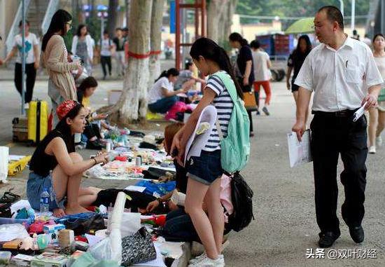 都来摆地摊，高房价惹的祸？