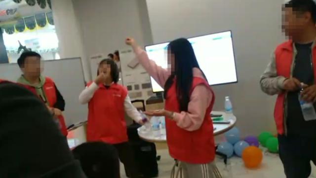 变着法处罚员工？生吃蚯蚓、喝厕所水、跪地爬