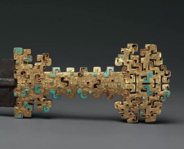 古墓挖出一把纯金宝剑，重6公斤，专家却只看上