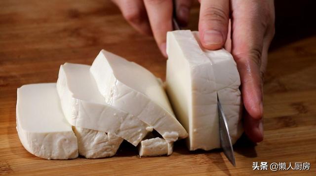 天热喝什么汤？嫩滑的豆腐，酥软的蛋皮，教你做豆腐蛋皮汤