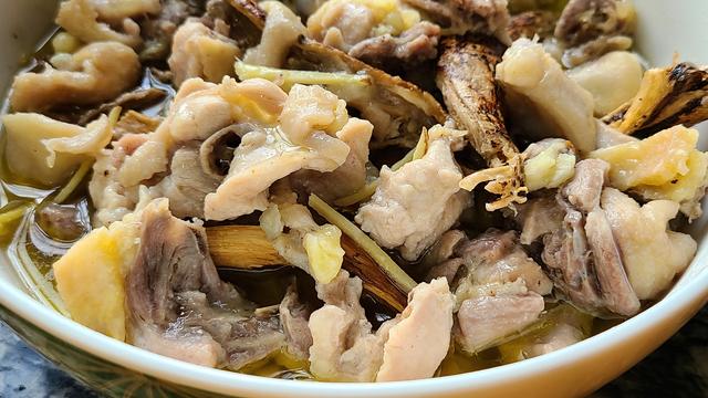 五指毛桃蒸鸡的做法，香气四溢又好吃，我家很喜欢的一道家常菜