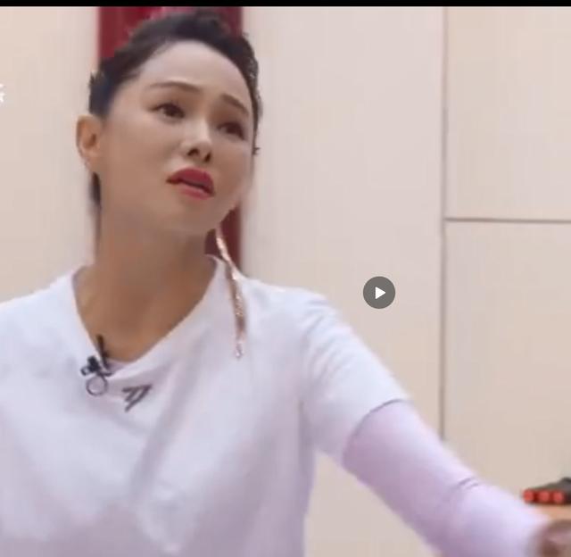 【静的】黄圣依看伊能静的表情 两人关系显露无疑是作秀还是真事？