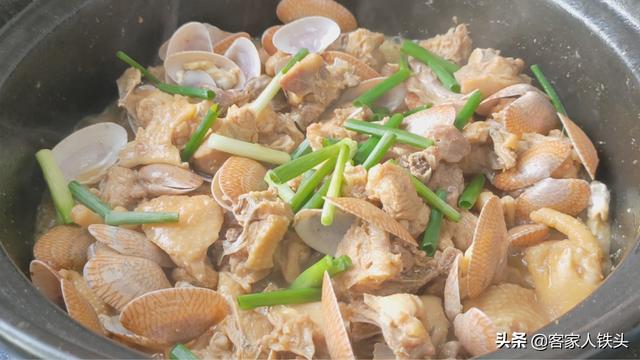 客家人吃鸡很有一套，不煎不炸加1斤花甲，出锅3斤鸡肉带汁吃光光