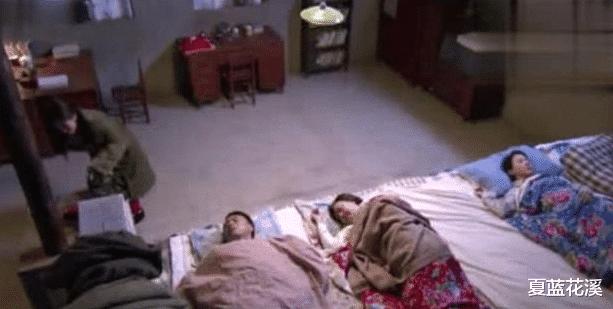 东北人全家睡在一个炕上，新婚小两口不会感到尴尬吗？看来多虑了