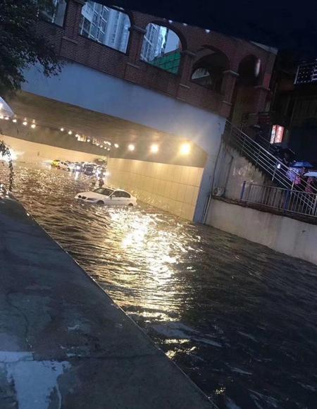 重庆主城暴雨多路段严重积水 今早的你有没有“乘风破浪”？