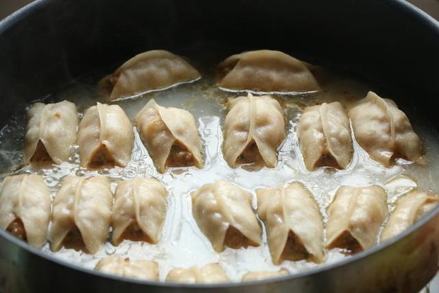 茄子别再红烧，试试新吃法，外焦里嫩超级解馋，2大锅瞬间吃光光