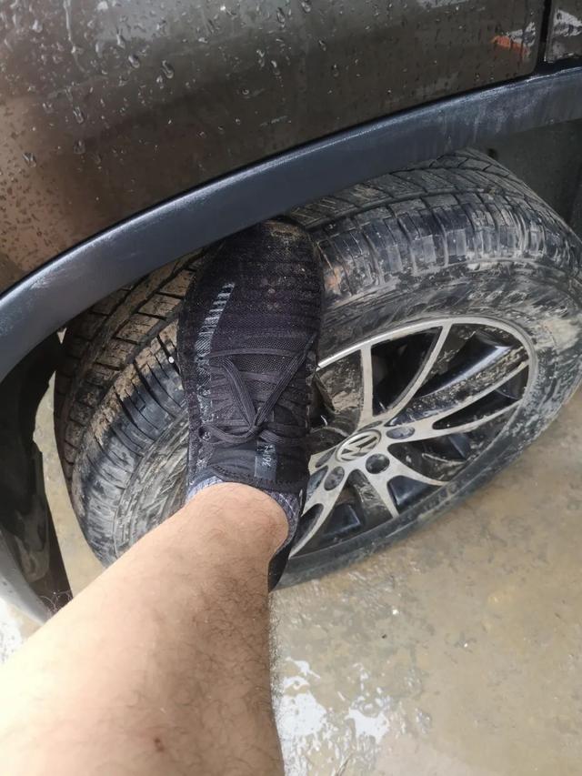 辗转两地冒雨检测两台罕见韩系进口车：起亚霸锐，这车况能买吗？