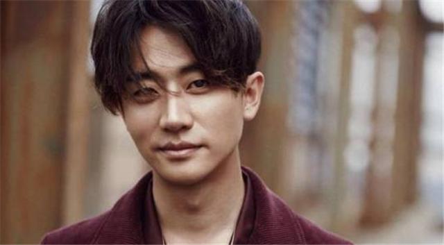 坎坷的黄轩：12岁父母离婚，19岁被张艺谋“忽悠”，21岁成孤儿