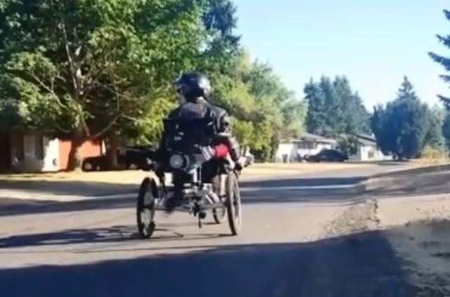 大学生发明螺旋桨三轮车，时速可达100千米，汽车都甘拜下风