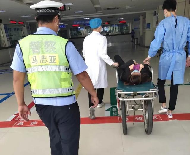 只因騎電車時這個動作，菏澤一女子腳掌被鋼簽穿透