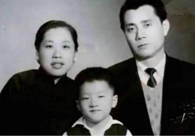 成龙的亲疏关系史：一个混迹街头的女儿，两个沿街乞讨的哥哥