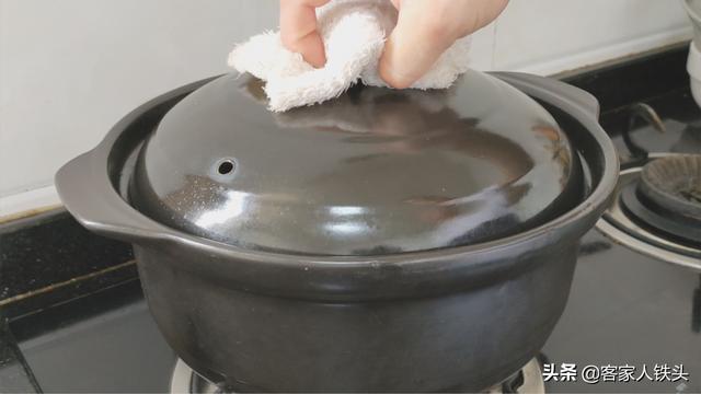 客家人吃鸡很有一套，不煎不炸加1斤花甲，出锅3斤鸡肉带汁吃光光