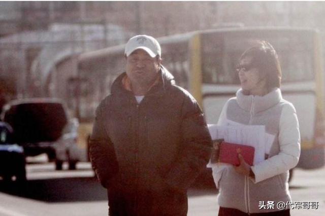 一婚娶美女同学，二婚娶美院摄影师，如今56岁婚