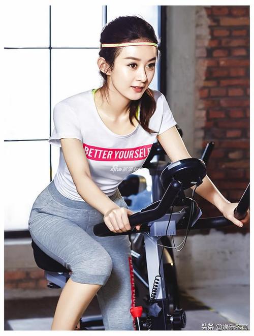 赵丽颖生娃后风格突变，爱上镂空装却暴露身材缺陷，太过干瘪了