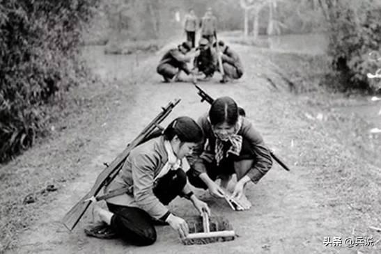 出境潜伏30小时，来了3名越军，最前面的是女兵